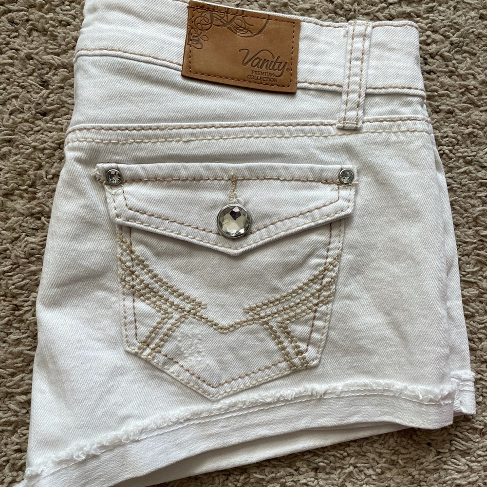 Women’s Vanity white jean shorts size 28